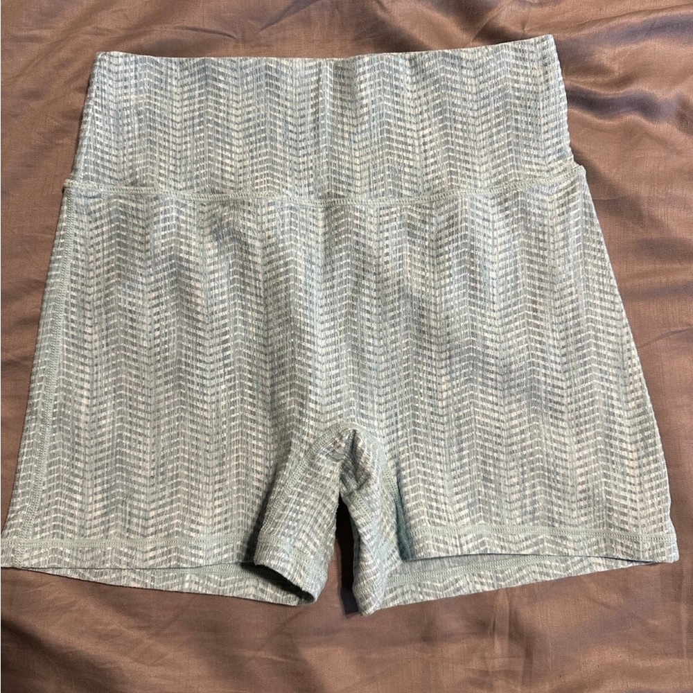 Like New P’tula Peak 4” Shorts size L